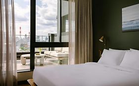 The Dutch Hotel Long Island City, Sonder